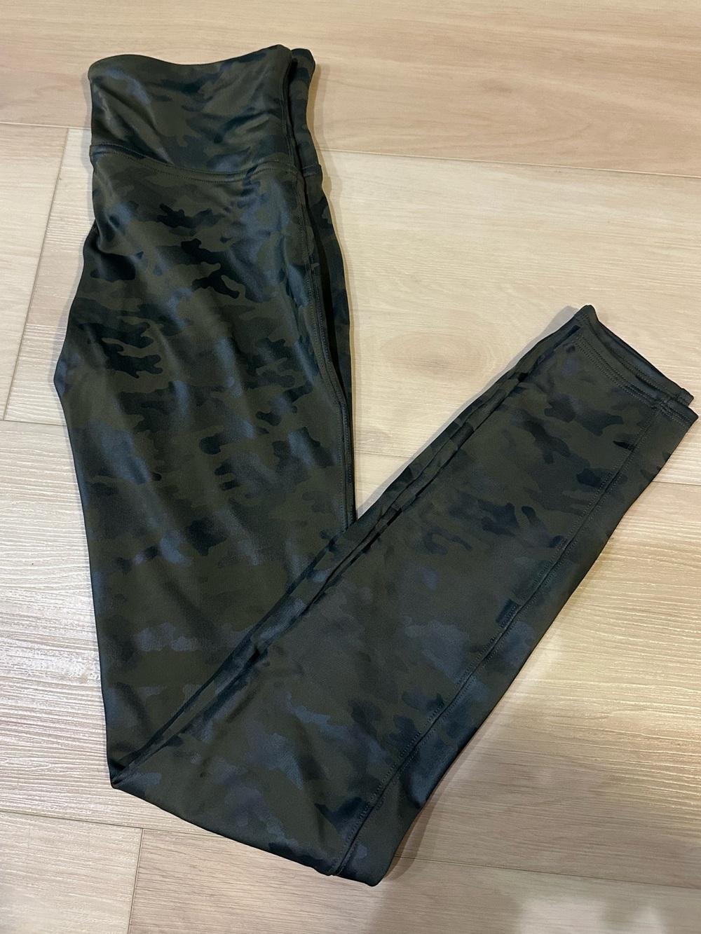 Spanx Matte Green Faux Leather Camo Leggings Power Waistband - Size M